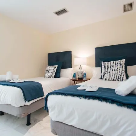 Apartment Wide And Bright- 3bd 2bth- Arenal Seville