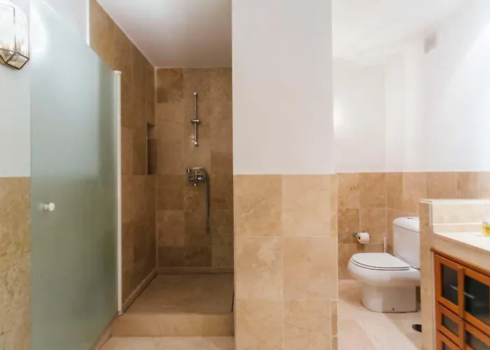 Spacious 3br Fantastic Balcony Location דירה *