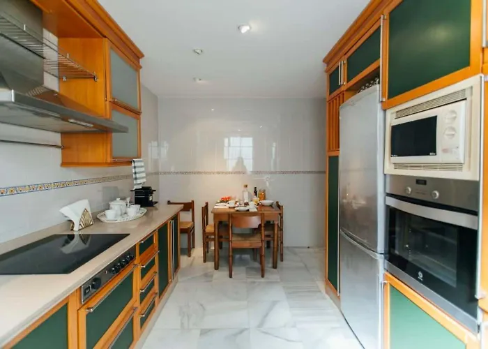 Spacious 3br Fantastic Balcony Location דירה סביליה