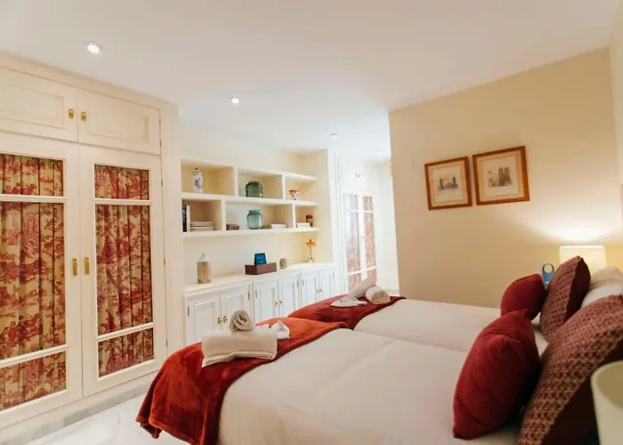 Spacious 3br Fantastic Balcony Location דירה *