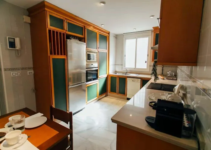 Spacious 3br Fantastic Balcony Location דירה *